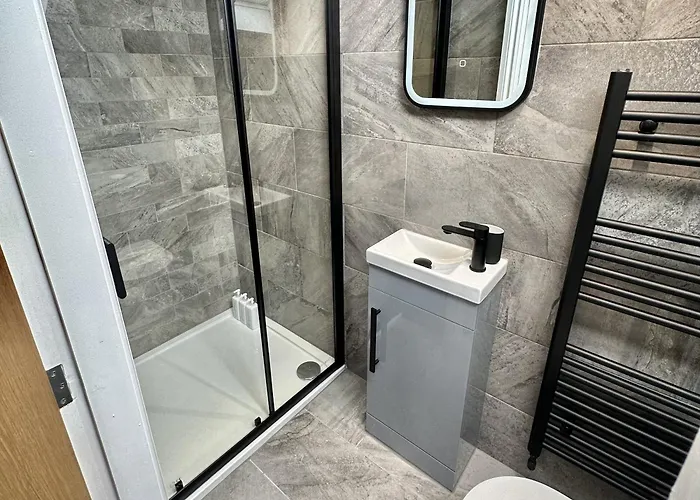 The Crown View - Luxury Apartment - Free Parking Nearby