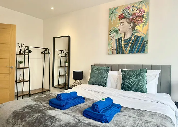 The Crown View - Luxury Apartment - Free Parking Nearby